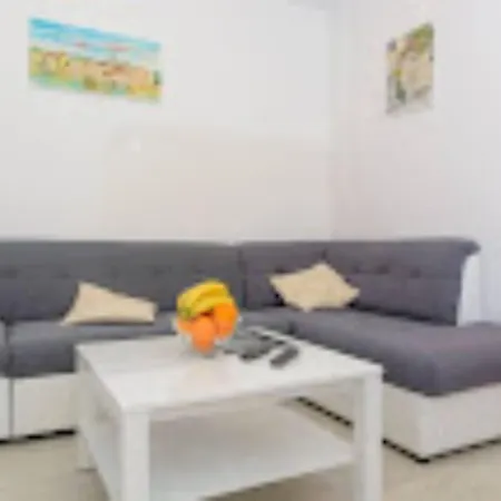 Didi - Two Bedroom With Pool Appartement Trogir